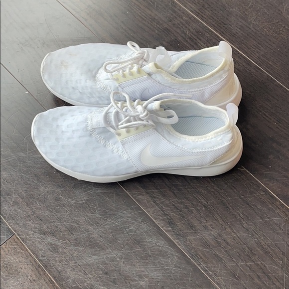 SOLD - White Nike runners - size 35 - Picture 4 of 5